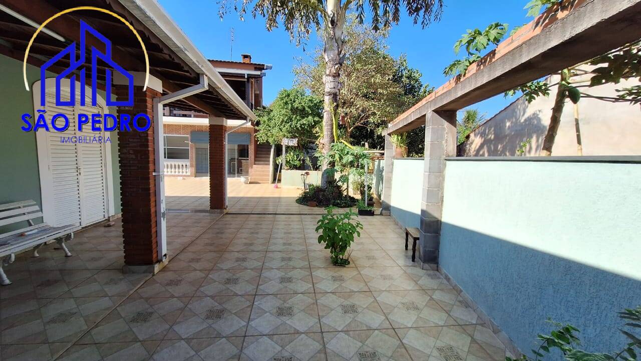 Casa à venda com 6 quartos, 220m² - Foto 5