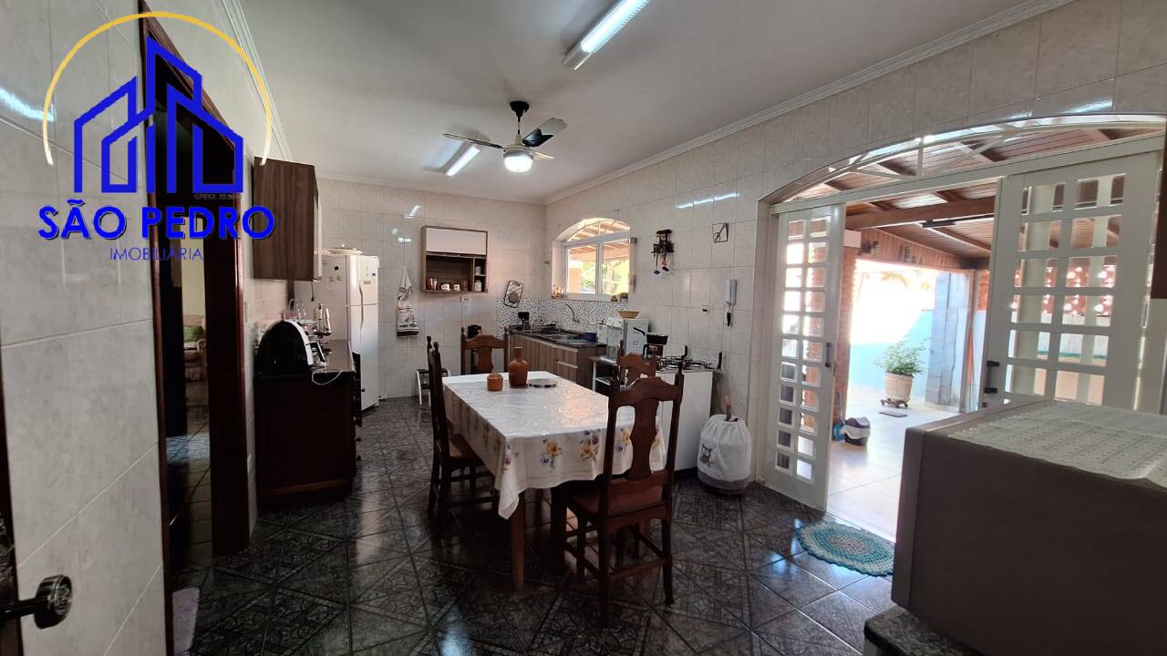 Casa à venda com 6 quartos, 220m² - Foto 11